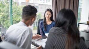 Faut-il promouvoir un interne ou recruter un Directeur Commercial externe ?